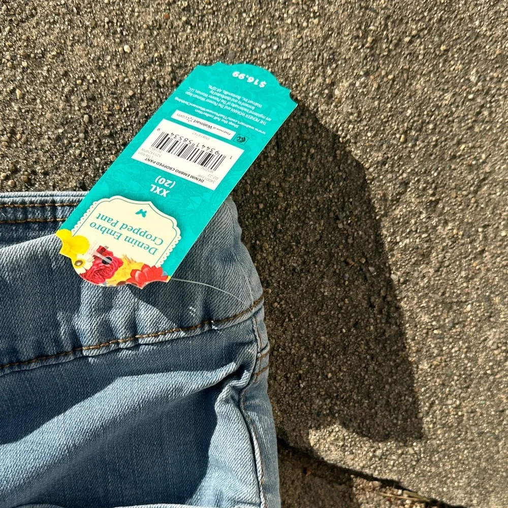 The Pioneer Woman Light Blue Cropped Jeans with Red Embroidery new w/tags XXL - Picture 4 of 12